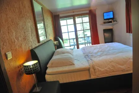 De Kleine Beer, Beau chalet en bois près de Durbuy avec balcon privé - Photo 10