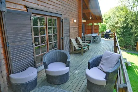 De Kleine Beer, Beau chalet en bois près de Durbuy avec balcon privé - Photo 11
