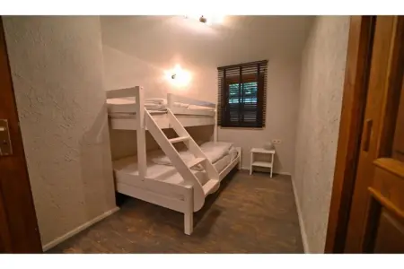 De Kleine Beer, Beau chalet en bois près de Durbuy avec balcon privé - Photo 12