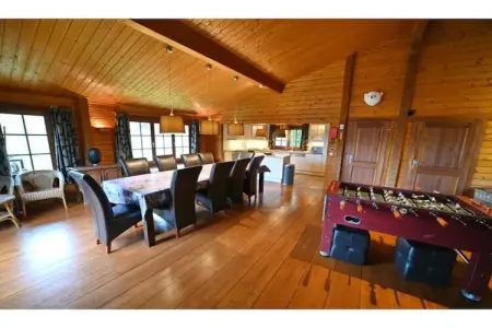 De Kleine Beer, Beau chalet en bois près de Durbuy avec balcon privé - Photo 14