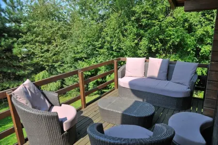 De Kleine Beer, Beau chalet en bois près de Durbuy avec balcon privé - Photo 15
