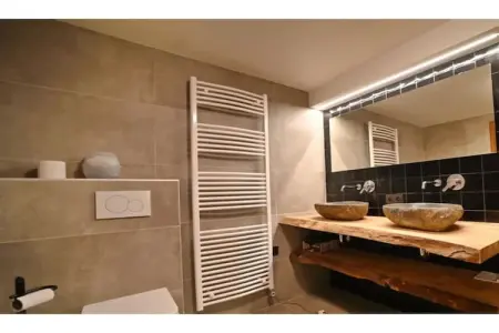 De Kleine Beer, Beau chalet en bois près de Durbuy avec balcon privé - Photo 17