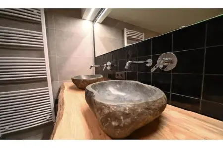 De Kleine Beer, Beau chalet en bois près de Durbuy avec balcon privé - Photo 18