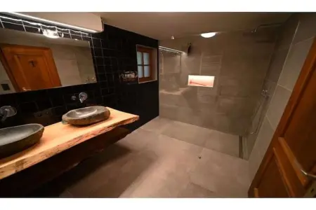 De Kleine Beer, Beau chalet en bois près de Durbuy avec balcon privé - Photo 19