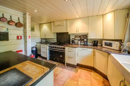 La Coccinelle, Chalet magnifique spacieux avec sauna terrasses ouvertes et couvertes et jardin - Photo 11