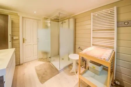 La Coccinelle, Chalet magnifique spacieux avec sauna terrasses ouvertes et couvertes et jardin - Photo 27