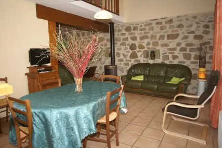 Gite - SAINT PONS, Belle maison de vacances à Saint-Pons près de la forêt - Photo 12