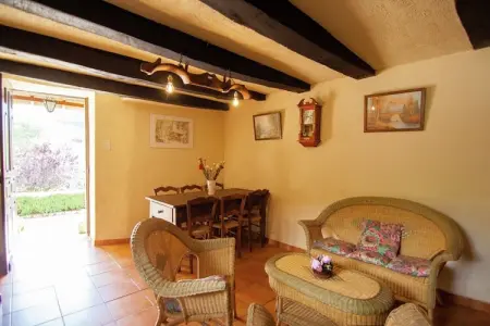 Les Deux Cabanons, Gîte pittoresque à Roziers avec terrasse - Photo 1