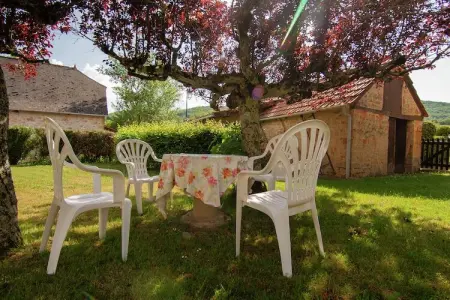 Les Deux Cabanons, Gîte pittoresque à Roziers avec terrasse - Photo 4