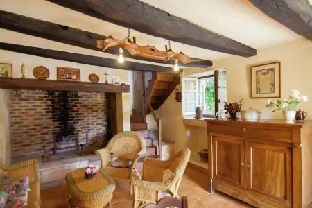 Les Deux Cabanons, Gîte pittoresque à Roziers avec terrasse - Photo 8