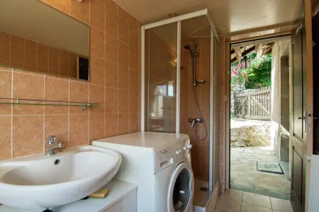 Les Deux Cabanons, Gîte pittoresque à Roziers avec terrasse - Photo 15