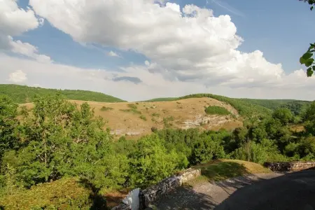 Les Deux Cabanons, Gîte pittoresque à Roziers avec terrasse - Photo 21