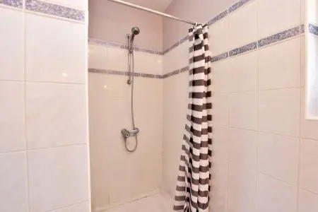 Maison au calme avec piscine, Maison de vacances traditionnelle à Loubejac avec piscine - Photo 12