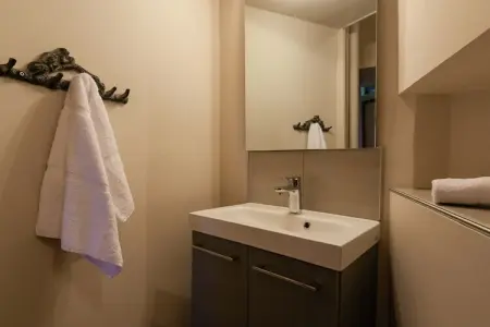 Chambre Rouge, Vieux château à Chaleix avec piscine commune - Photo 9