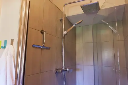 Chambre Rouge, Vieux château à Chaleix avec piscine commune - Photo 10