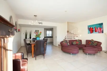 Au bord de l'eau, Villa moderne proche mer, balcon et terrasse à Aigues Mortes - Photo 1