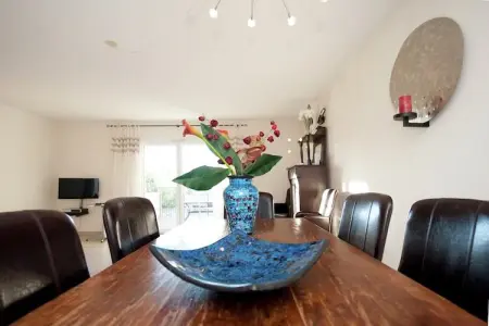 Au bord de l'eau, Villa moderne proche mer, balcon et terrasse à Aigues Mortes - Photo 2