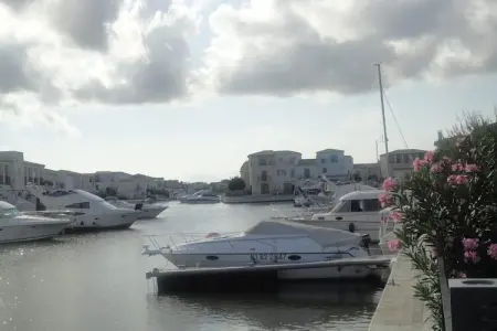 Au bord de l'eau, Villa moderne proche mer, balcon et terrasse à Aigues Mortes - Photo 6