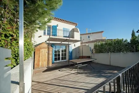 Au bord de l'eau, Villa moderne proche mer, balcon et terrasse à Aigues Mortes - Photo 8