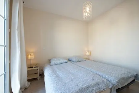 Au bord de l'eau, Villa moderne proche mer, balcon et terrasse à Aigues Mortes - Photo 17