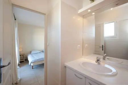 Au bord de l'eau, Villa moderne proche mer, balcon et terrasse à Aigues Mortes - Photo 18