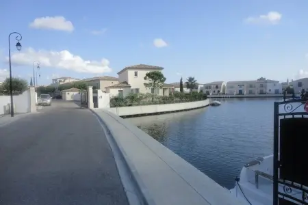 Au bord de l'eau, Villa moderne proche mer, balcon et terrasse à Aigues Mortes - Photo 24