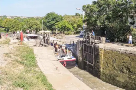 Domaine résidentiel de Plein Air La Pinède 1, Gîte confort avec terrasse dans une zone boisée près d'Agde - Photo 17