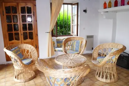 Rougeac, Maison de vacances à Villeneuve-d'Allier dans la forêt - Photo 1