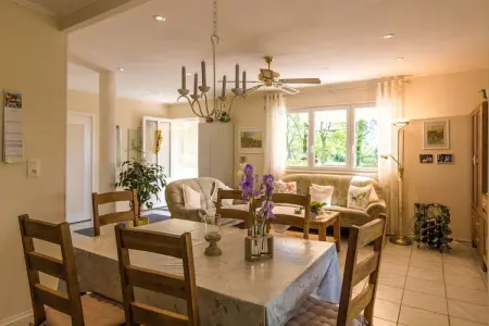 Tournesol, Bungalow ensoleillé avec piscine privée à Nadaillac-de-Rouge - Photo 7