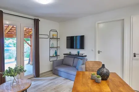 Villages de Cigales 4, Joli bungalow avec terrasse sur une colline en Dordogne. - Photo 2