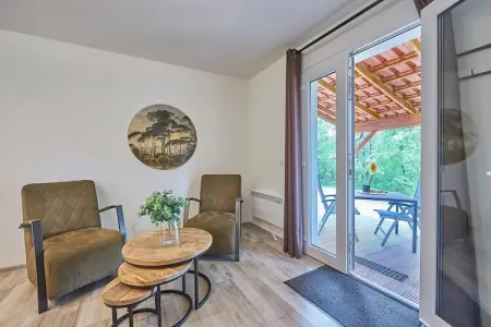 Villages de Cigales 4, Joli bungalow avec terrasse sur une colline en Dordogne. - Photo 6