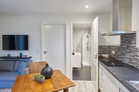 Villages de Cigales 4, Joli bungalow avec terrasse sur une colline en Dordogne. - Photo 7