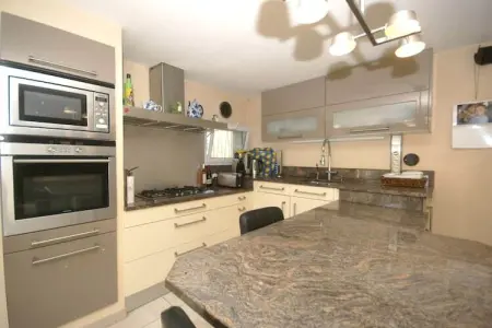 Villa Carqueiranne, Confortable maison de vacances avec piscine à Carqueiranne - Photo 12