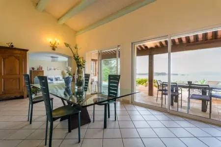 Villa Hyeres, Jolie maison avec vue sur la mer sur la péninsule de Hyères - Photo 3