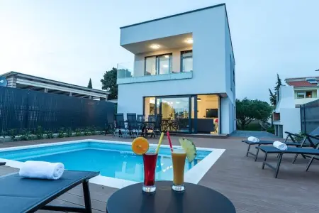 Villa Tuta, Villa de luxe à Pakoštane avec piscine - Photo 1