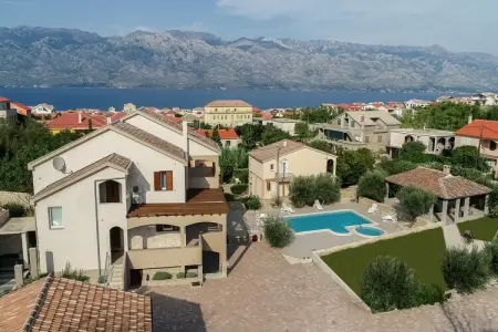 Villa Zlatni Dvori, Spacieuse maison de vacances à Ražanac avec piscine - Photo 1