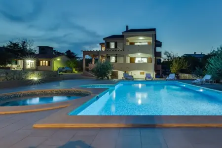 Villa Zlatni Dvori, Spacieuse maison de vacances à Ražanac avec piscine - Photo 3