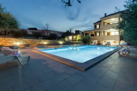 Villa Zlatni Dvori, Spacieuse maison de vacances à Ražanac avec piscine - Photo 6