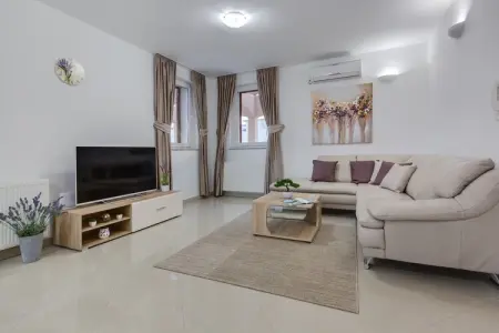 Villa Zlatni Dvori, Spacieuse maison de vacances à Ražanac avec piscine - Photo 7