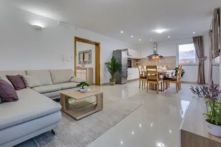 Villa Zlatni Dvori, Spacieuse maison de vacances à Ražanac avec piscine - Photo 9