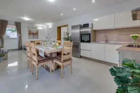 Villa Zlatni Dvori, Spacieuse maison de vacances à Ražanac avec piscine - Photo 11