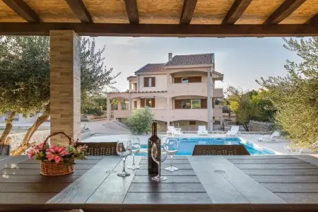 Villa Zlatni Dvori, Spacieuse maison de vacances à Ražanac avec piscine - Photo 30