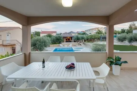 Villa Zlatni Dvori, Spacieuse maison de vacances à Ražanac avec piscine - Photo 32