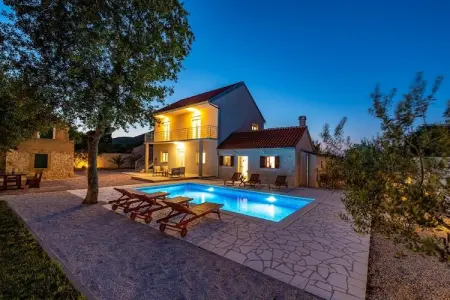 Holiday house Zara, Maison de vacances spacieuse avec 4 chambres à coucher, piscine privée, jardin clôturé, bbq - Photo 8