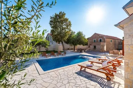 Holiday house Zara, Maison de vacances spacieuse avec 4 chambres à coucher, piscine privée, jardin clôturé, bbq - Photo 9