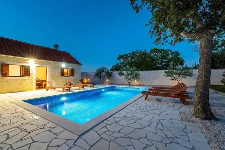 Holiday house Zara, Maison de vacances spacieuse avec 4 chambres à coucher, piscine privée, jardin clôturé, bbq - Photo 10