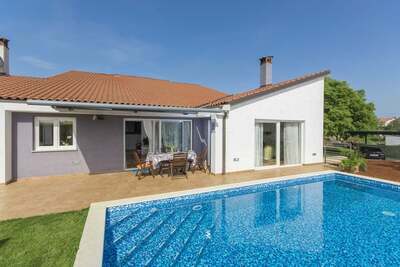 Modern Villa di Rovigno with Pool, Hot Tub and Sea View, Gite 8 personnes à Rovinjsko Selo HR-52210-38