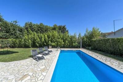 Villa Balun with private Pool, Gite 8 personnes à Porec HR-52440-128