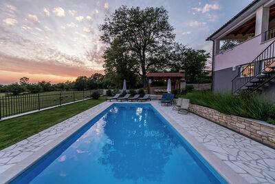 Villa Vesna with Private Pool, Gite 8 personnes à Jakovici HR-52444-44