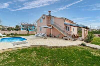 Villa Angelina with Private Pool, Gite 6 personnes à Kastelir HR-52464-13